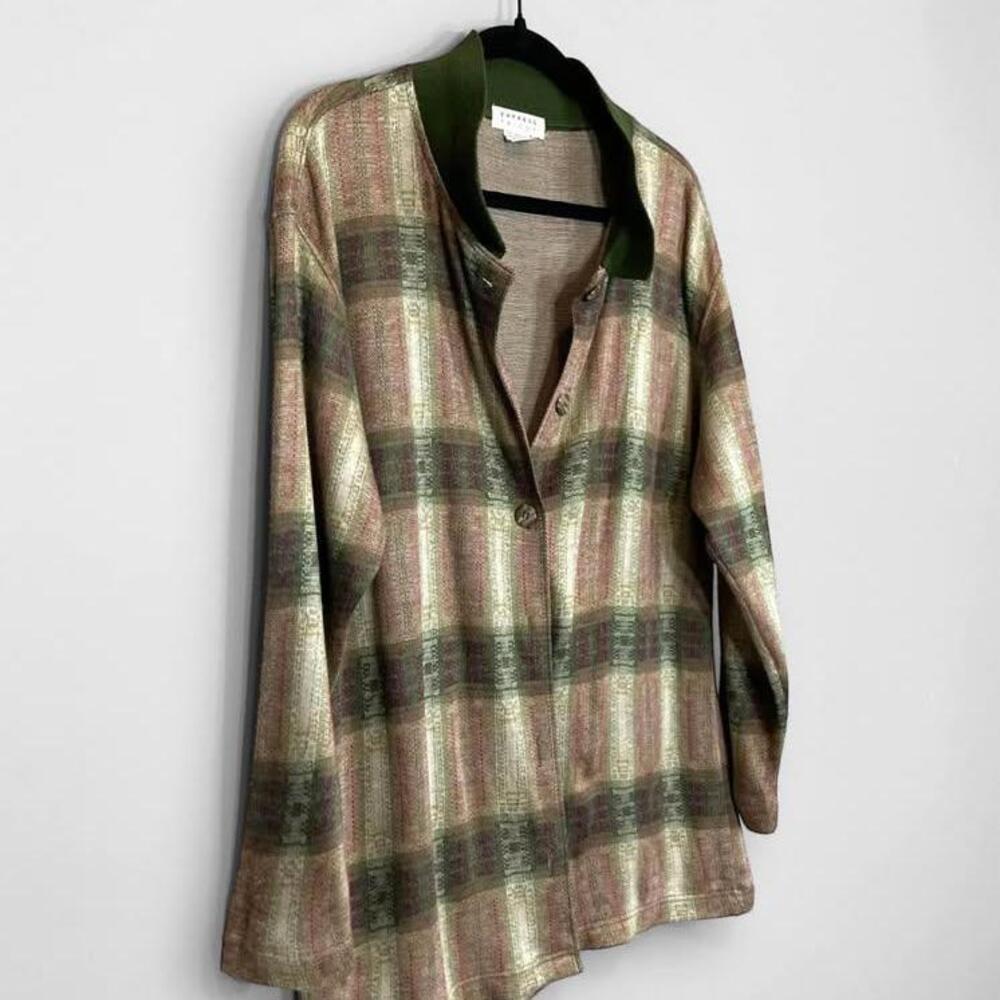 Chic Oversized Plaid Shirt with Green Collar